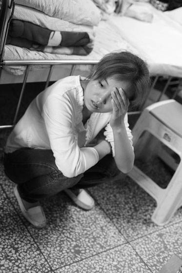 女兒熟睡之后，媽媽總會一個人想很多，女兒的病情、巨額的醫(yī)療費用時刻充斥著她的大腦，年輕的媽媽在這種情境下變得憔悴了很多，她不知道小彬嫻什么時候會好起來，帶著她穿梭在小公園里看著她稚嫩的笑。