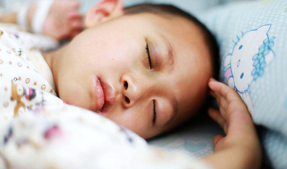 小彬嫻眼部、嘴部、脖子等出血點致使她無法吃硬東西，不小心劃破一下對她就是最大的損失，每個人都在保護著她，包括幼小的她自己。