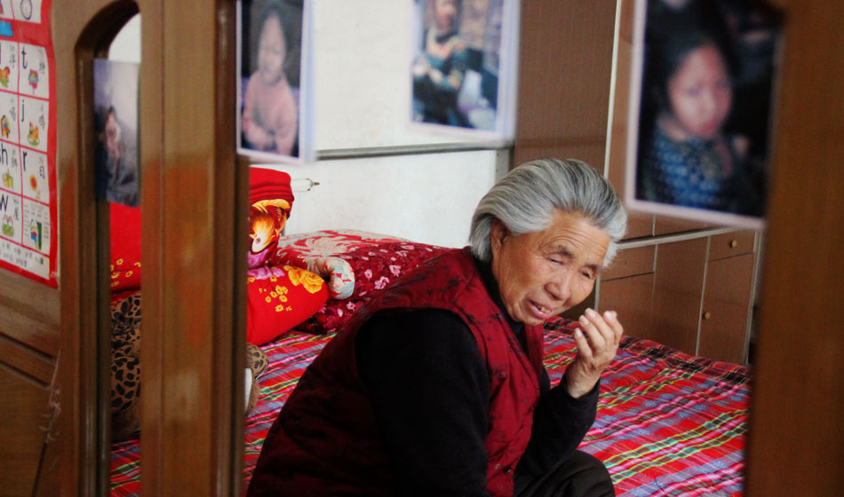 小彬嫻80歲的老奶奶每天在家祈禱小彬嫻早日回來?！袄夏棠套钣H”這是小彬嫻對“誰最親”這個問題最多的回答，小彬嫻和老奶奶就像是一對好朋友，兩個人在一起總是歡聲笑語。而現(xiàn)在，老奶奶每天看著鏡子前的小彬嫻的照片就會淚流滿面。