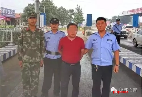 8月8日13時許，邯鄲大名李茂堤警務站民警，在一輛南樂開往龍王廟的公共汽車上，查獲一名無身份證男子。該男子自稱是龍王廟鎮(zhèn)人，在民警詢問下又改口稱是孫甘店鄉(xiāng)人，閃爍其詞、神色慌張。經調查該男子叫朱某。于7月7日，在大名縣人民法院判決的一起民間借貸糾紛案中，犯罪嫌疑人朱某拒不履行法院判決。7月13日，大名縣公安局依法將該朱上網追逃。