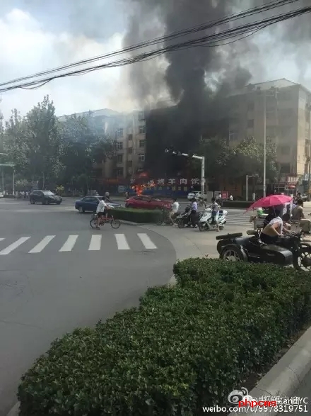 網(wǎng)友爆料：8月11日，邯鄲中華南大街和學(xué)院北路交叉口東南角，一飯店起火，消防官兵接警后緊急救援，目前起火原因不明。大家一定要注意用電用煤氣安全。