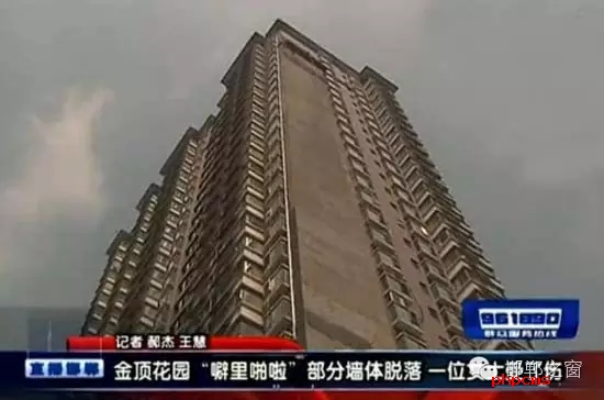 建設(shè)大街與叢臺路交叉口附近的金頂小區(qū)，樓梯的墻面不知何因大面積脫落，并且還砸傷了一個人，希望金頂花園小區(qū)的物業(yè)一定要吸取這次事故的教訓(xùn)，盡快把樓體墻面修復(fù)完畢。
