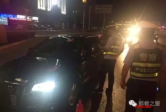 為保證奧運期間有一個良好的道路交通環(huán)境，針對疲勞駕駛、酒后駕駛等違法行為，邯鄲交警六大隊組織開展集中整治酒駕、醉駕專項行動。8月10日，交警六大隊出動警力130余名，出動警車15輛，設(shè)置執(zhí)勤卡點17處，從20時起至23時，在大隊轄區(qū)內(nèi)查獲了18個“酒鬼”以及涉牌涉證違法行為21起。當(dāng)晚，在中華大街水廠路口，有一輛車為了逃避檢查，還試圖倒車逃跑。