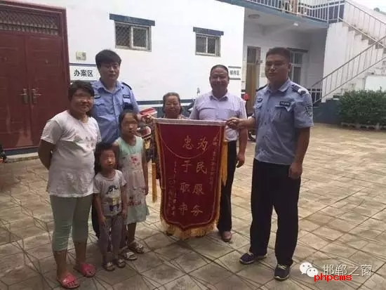 8月份，雞澤縣局店上派出所在開展入戶訪查工作中了解到，2011年，浮東三村村民孟某與外地女子唐某（云南省昭通市人）結婚，戶口沒有遷移，因是二婚，妻子唐某帶有的三個孩子也跟隨孟某生活，三個孩子均沒有戶口。不幸的是，其妻子唐某在2015年年底因車禍死亡，三個孩子無法取得醫(yī)學證明，就一直未能申報戶口。民警在獲悉此情況后，主動上門對這3個無戶口孩子進行入戶調查，經過一周的緊張工作，雞澤縣局店上派出所會同縣局戶政股為這3個孩子解決了戶口問題，最終將3個孩子的戶口頁交到孟某手中。