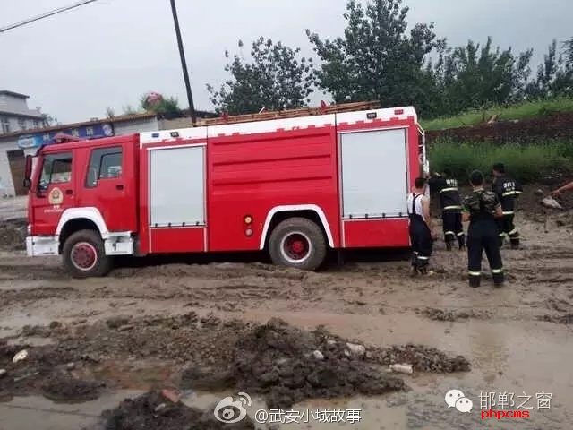 網友爆料：邯鄲武安永峰路康二城鎮(zhèn)南新莊路段，修路把以前路基挖了不修了，都倆個月了， 今天消防車急需救火陷如泥中出不來， 責任誰來擔？ 