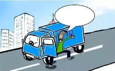 2月27日凌晨，邯鄲市一名男子套用其表哥A2駕駛證信息駕駛大貨車(chē)進(jìn)入市區(qū)，沒(méi)成想因?yàn)樽旖堑囊活w痣被交警看出破綻，不僅被公安機(jī)關(guān)依法行政拘留了15天，而且被罰款1500元。在事實(shí)面前，駕駛?cè)瞬坏貌怀姓J(rèn)自己無(wú)證，試圖用表哥的駕駛證蒙混過(guò)關(guān)。